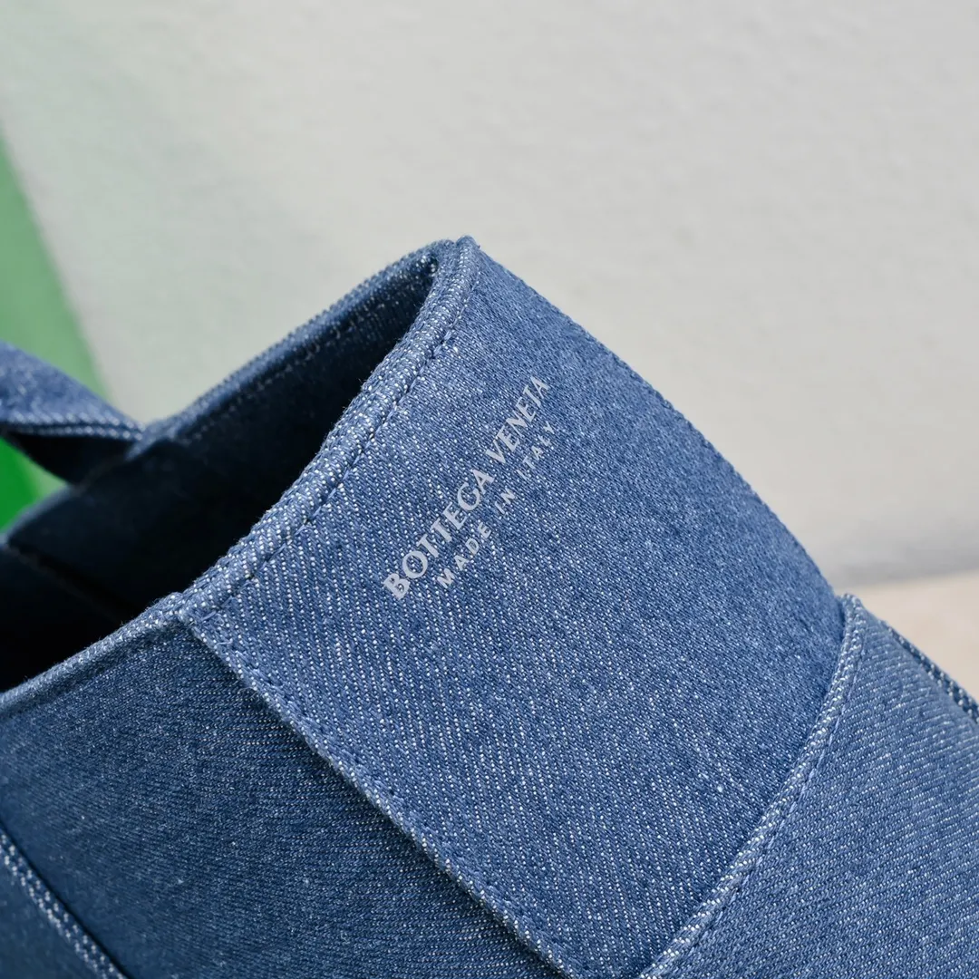 Batch 1700 BV fashionable denim large tote is here😁😁I have to sigh when I see the real thing. Fire has its own reasons🔥 It can be carried on one shoulder or cross-body. It is super practical‼ ️ Denim fabric itself is also wear-resistant and durable. The weaving process is still the same, but the use of denim material really gives people a more casual feeling, which is one of the single items integrated into the hot summer. In summer, the sea, Coca-Cola and a denim blue tote bag are the beauty within reach. Let’s go to the beach together! 	 It's wonderful together. ⛱️ Style number: 9890# Size: 40*10*28cm